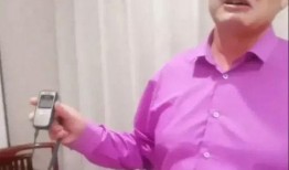 大衣哥被爆料玩手机视频,揭秘明星私下生活一面