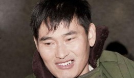 大衣哥被爆料玩手机视频,揭秘明星私下生活一面