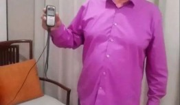 大衣哥被爆料玩手机视频,揭秘明星私下生活一面