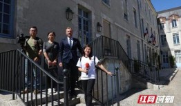 农村网红吃瓜事件视频,揭秘网络红人背后的真实生活